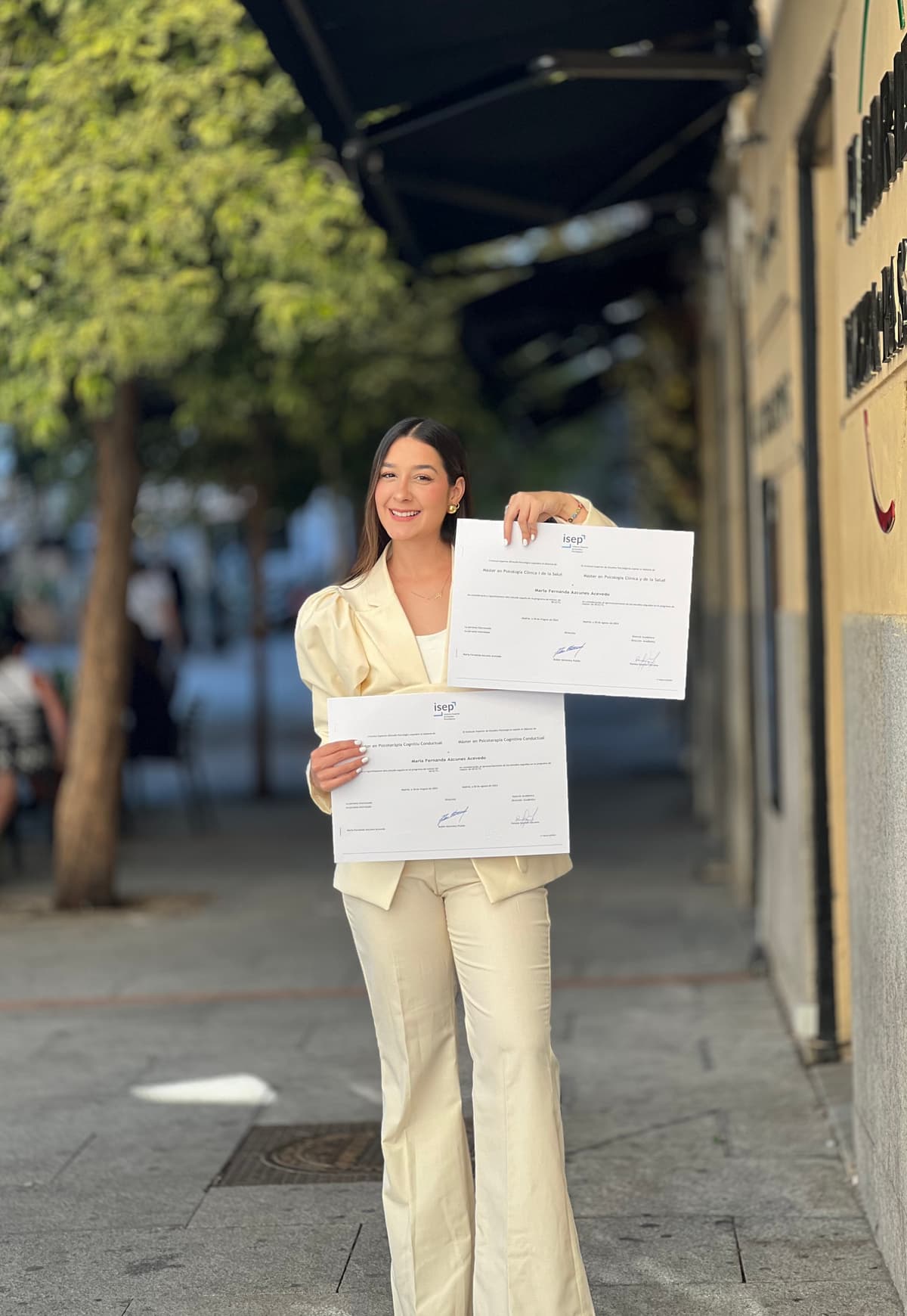 Maria Fernanda Azcunes con sus titulos profesionales